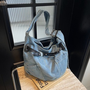 M82363 White (embossed) 21x12x3cm High Quality Bags